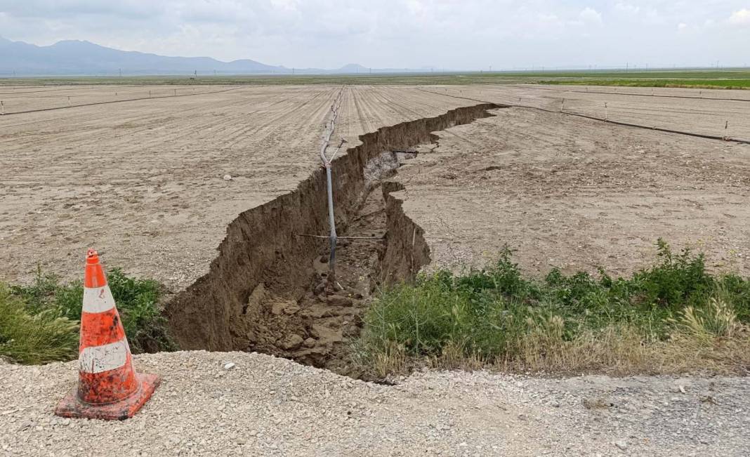 Konya’nın kurak ilçesinde toprak yarıldı! Yol ortadan ikiye ayrıldı 4